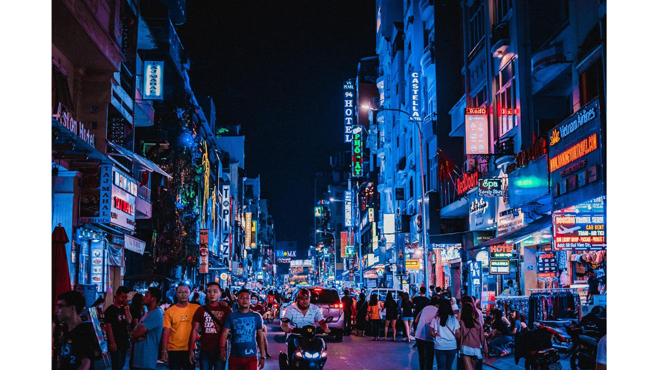 Saigon After Dark: Two Iconic Nightlife Streets by Car 4