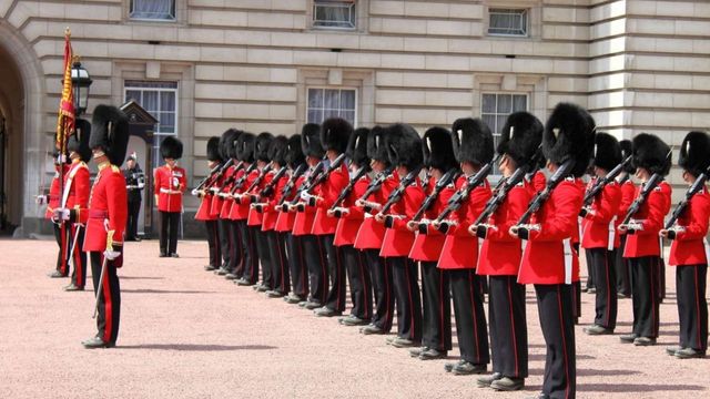Changing of the Guard Walking Tour in London 2