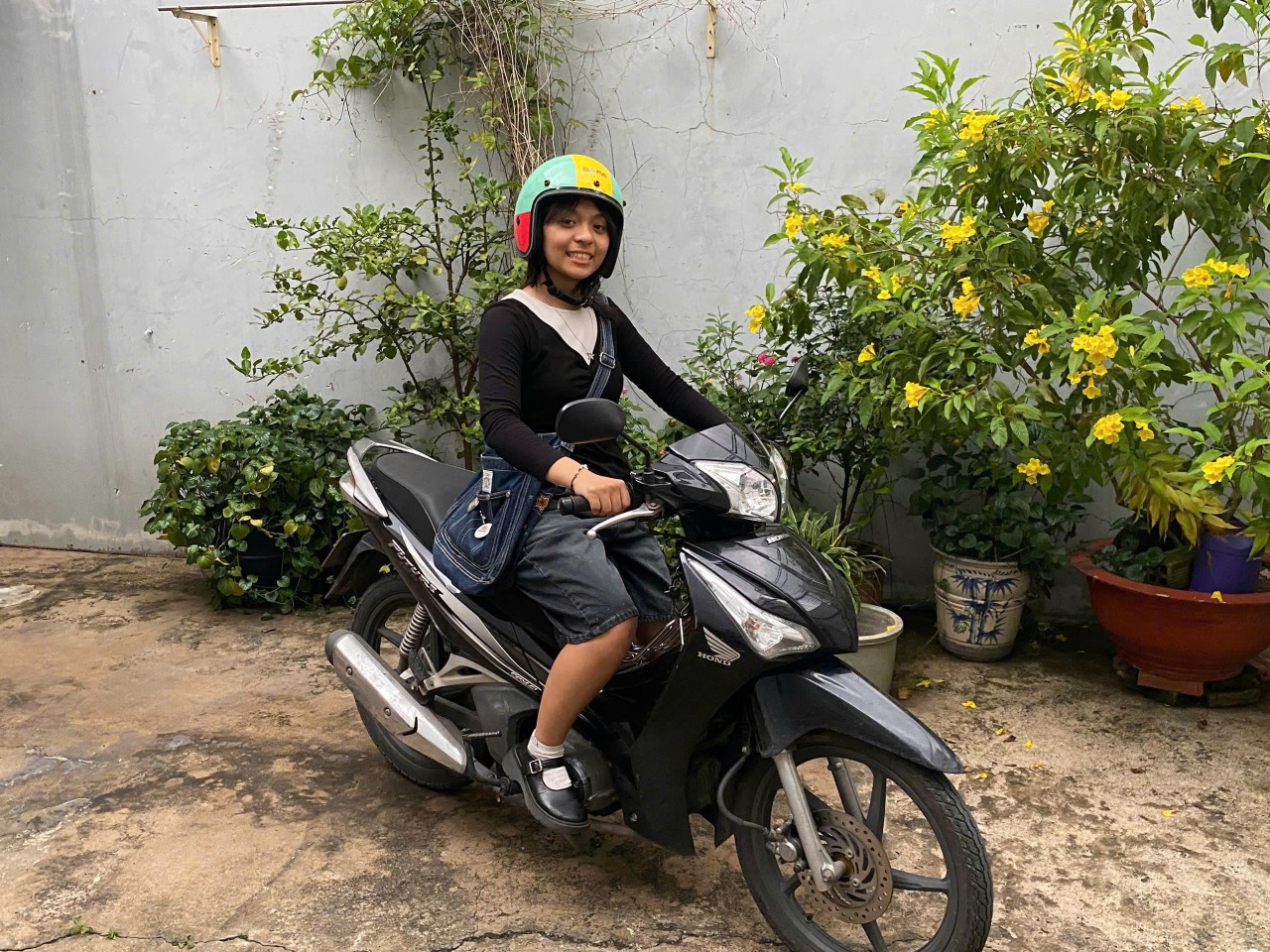 Feel The Real Saigon On Scooter Ride With Local - Phoebe (English Guide) 4