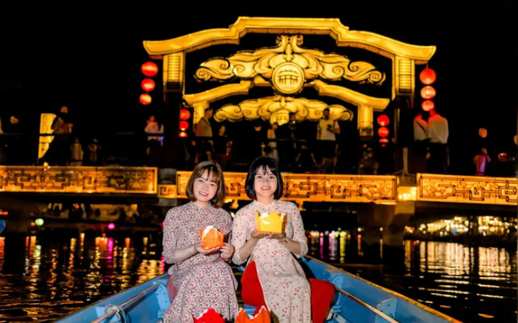 Boat Ride Ticket and Release Lantern at Hoai river in Hoi An