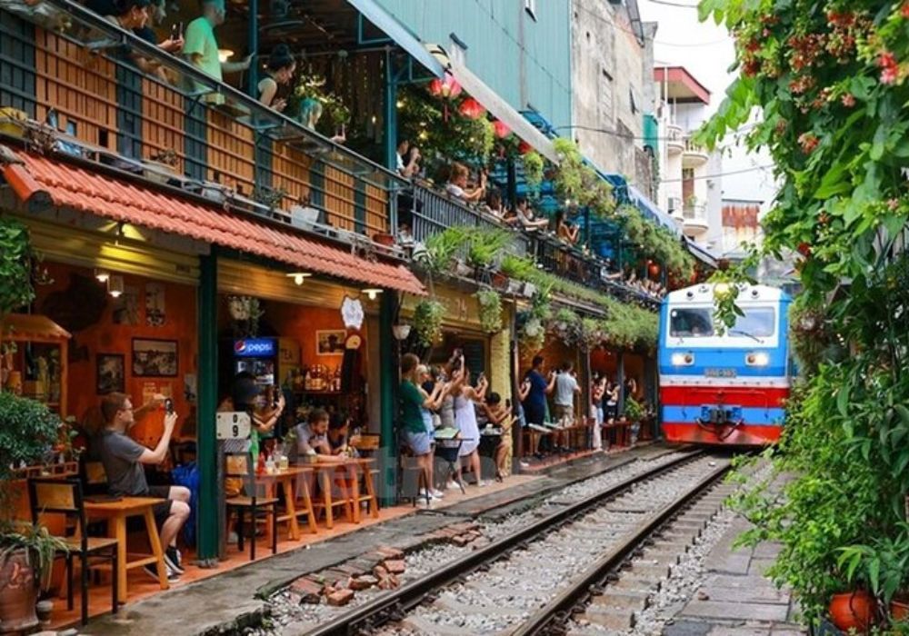Old Quarter Food Tour with Train Street Visit Option