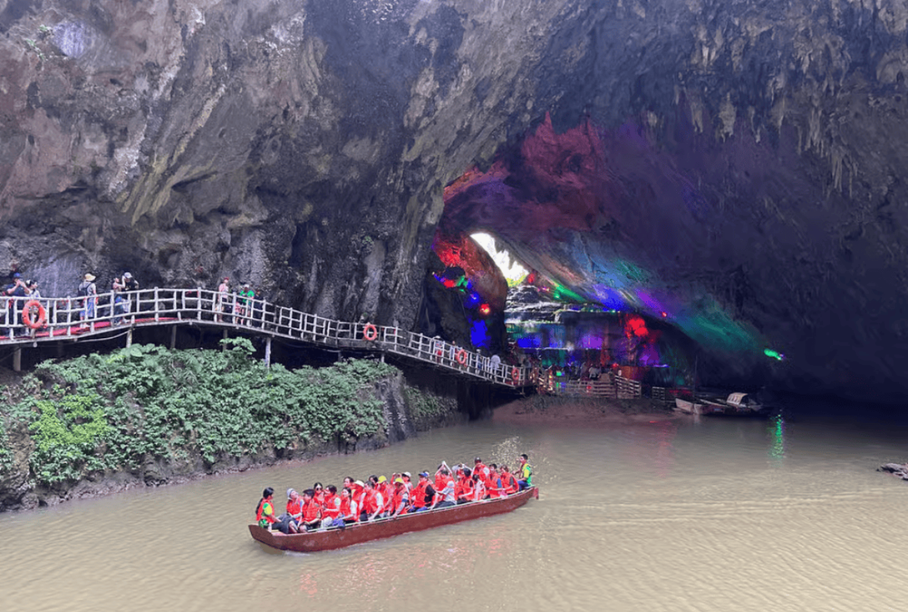 Guangzhou Private Day Tour: Yingxi Corridor & Cave Fairland 2