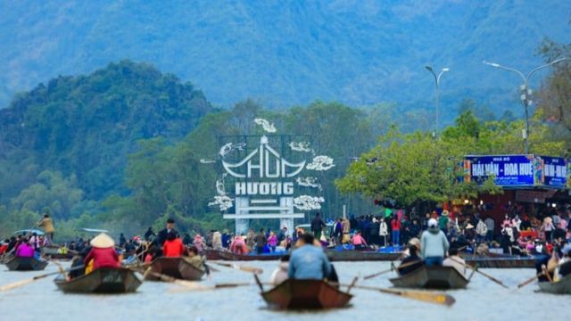 Perfume Pagoda Day Trip from Hanoi with Boat Ride and Cave Visit
