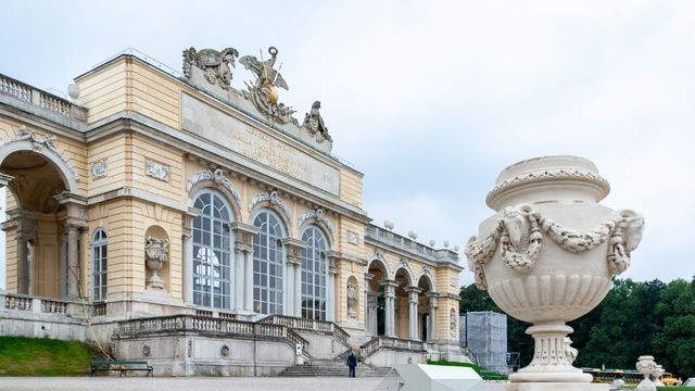 Schönbrunn Palace guided tour with a friendly historian 3