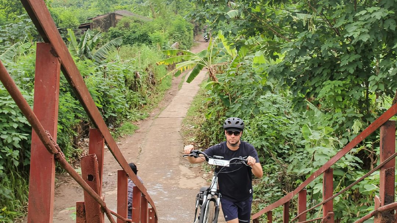 Hanoi Half-Day E-Bike Tour with Vegan Buffet Lunch 5