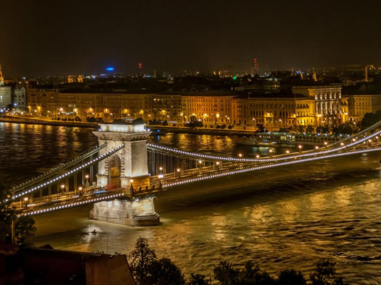 Danube River Evening Sightseeing Cruise in Budapest 5