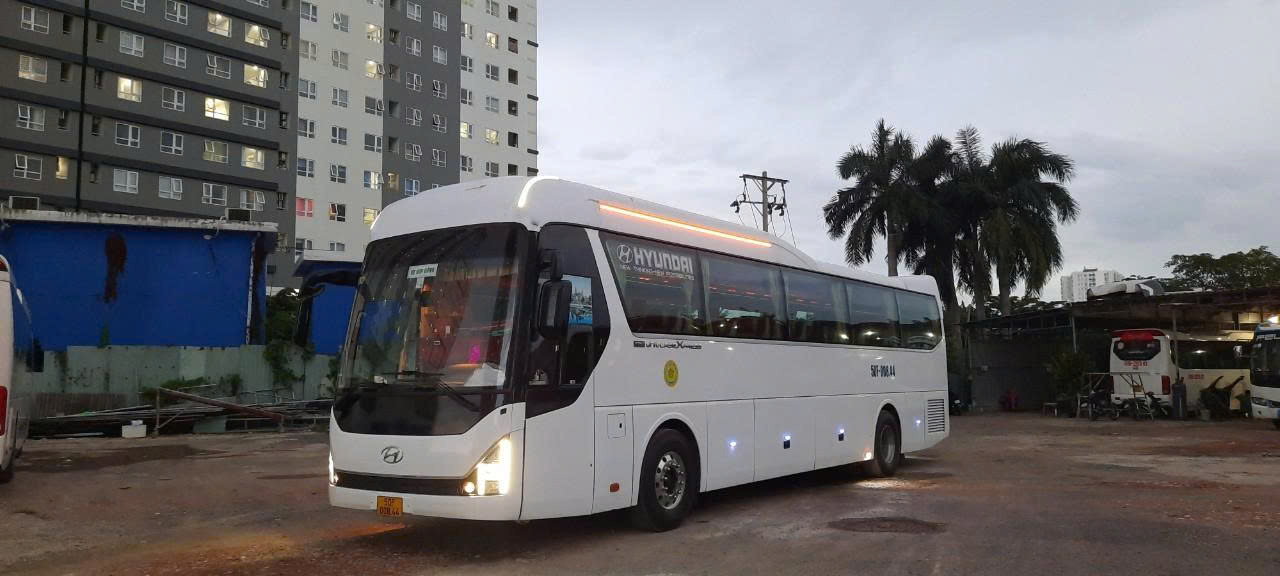 9-28-Seater Big Private Car with Driver City Tour in Ho Chi Minh City 5