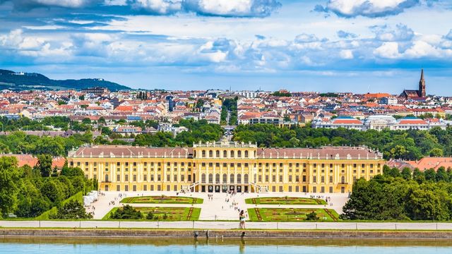 Schonbrunn Palace and gardens tour in Vienna 3