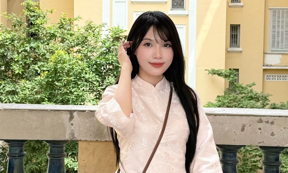 Ride Around Saigon and Hear Real Stories With Local – Ennie/皇燕  (English Guide)