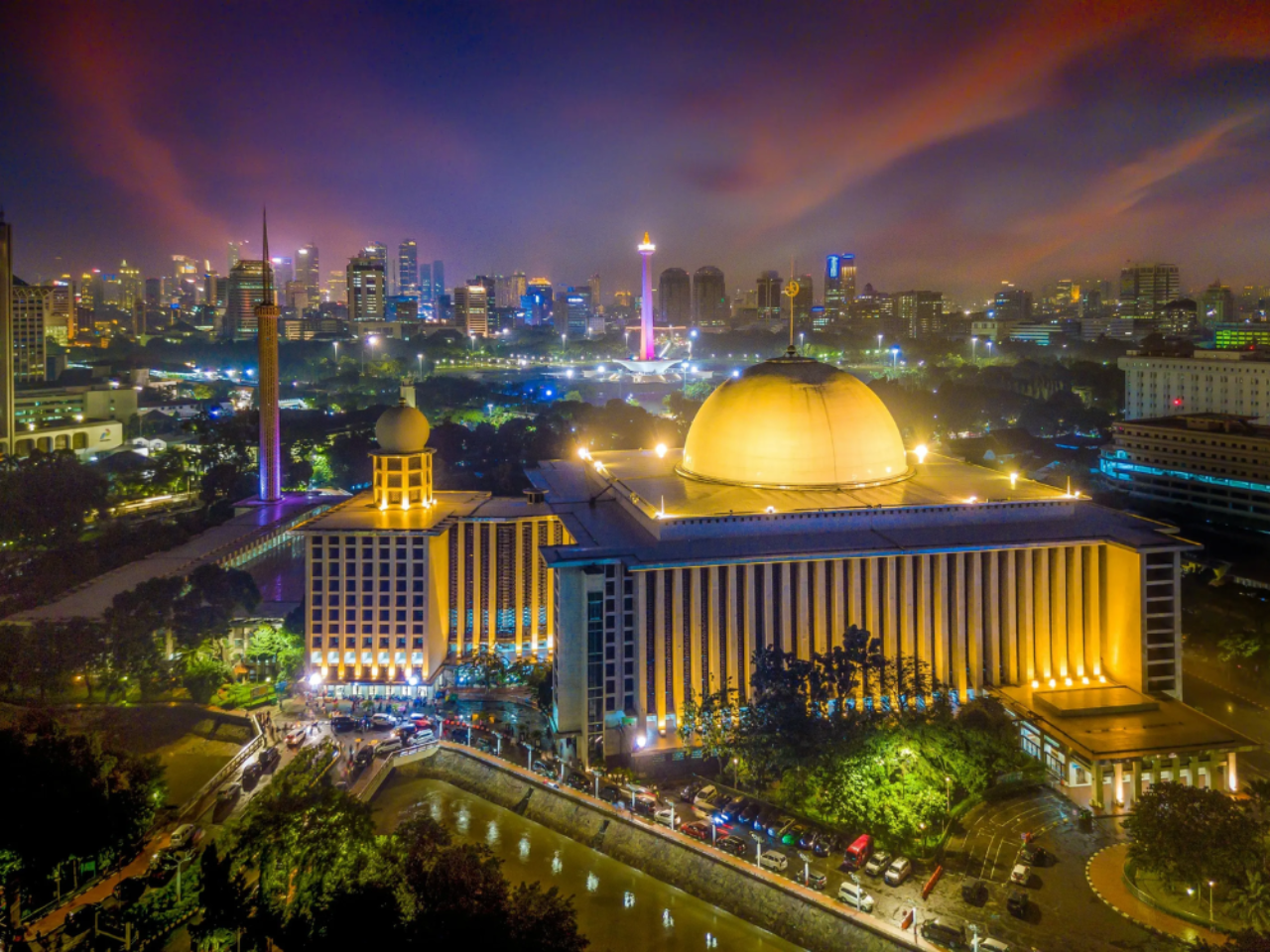 Jakarta Night Tour: Guided Sightseeing and Street Food Experience 5