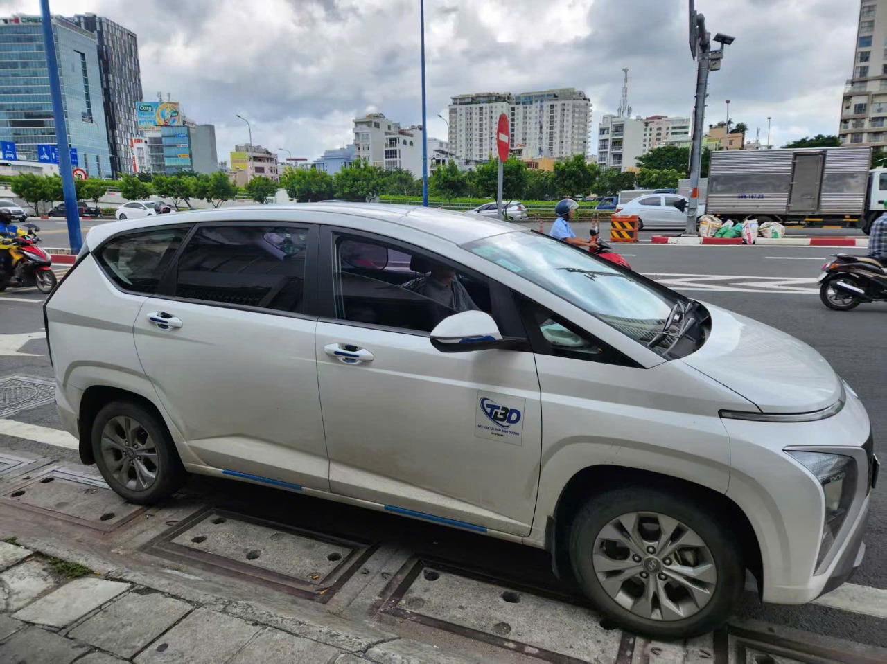 Uncle Thang Honda - City Tour With 7-seated Private Car in Ho Chi Minh 3