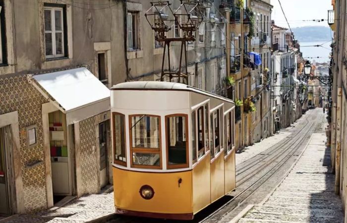 Portugal Lisbon Airport LIS to and from Lisbon city | Airport transfer car 2