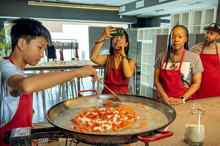 Barcelona: Seafood Paella Maestro with Tapas & Sangria 2