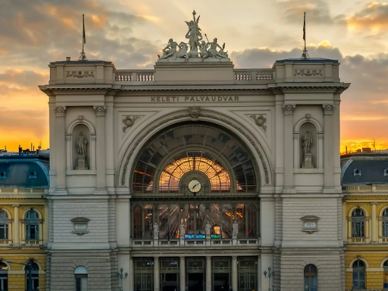 Budapest Hop-On Hop-Off bus by Big Bus with cruise and walking tour 3