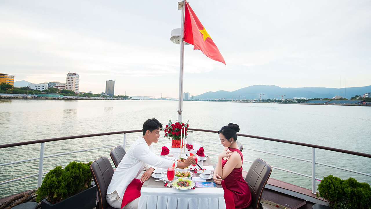 Poseidon Dining Cruise Experience in Da Nang 4