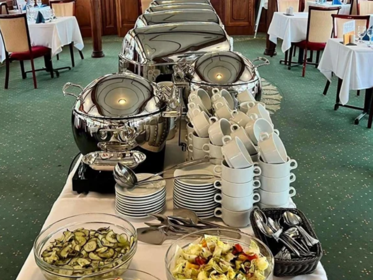 Budapest Dinner Cruise Tour with Live Music and Folk Dance Show 2