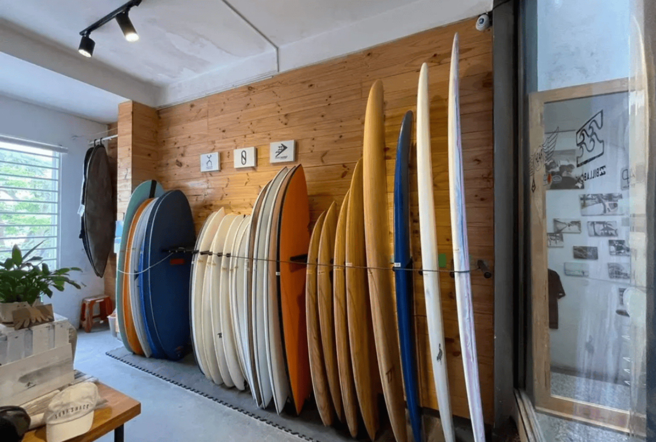 Surf Shack Da Nang에서 재미있고 쉽게 진행되는 서핑 레슨과 함께 미케 비치(My Khe Beach)에서 첫 파도를 잡아보세요. 이 수업은 초보자 및 첫 서핑 도전자에게 맞춰 설계되었으며, 기본 서핑 규칙, 바다 안전 수칙, 라이딩 기초를 다루어 보드에 올라설 자신감을 키워드립니다. <p> 	<br /> </p> <p> 	<strong>👥 이 5