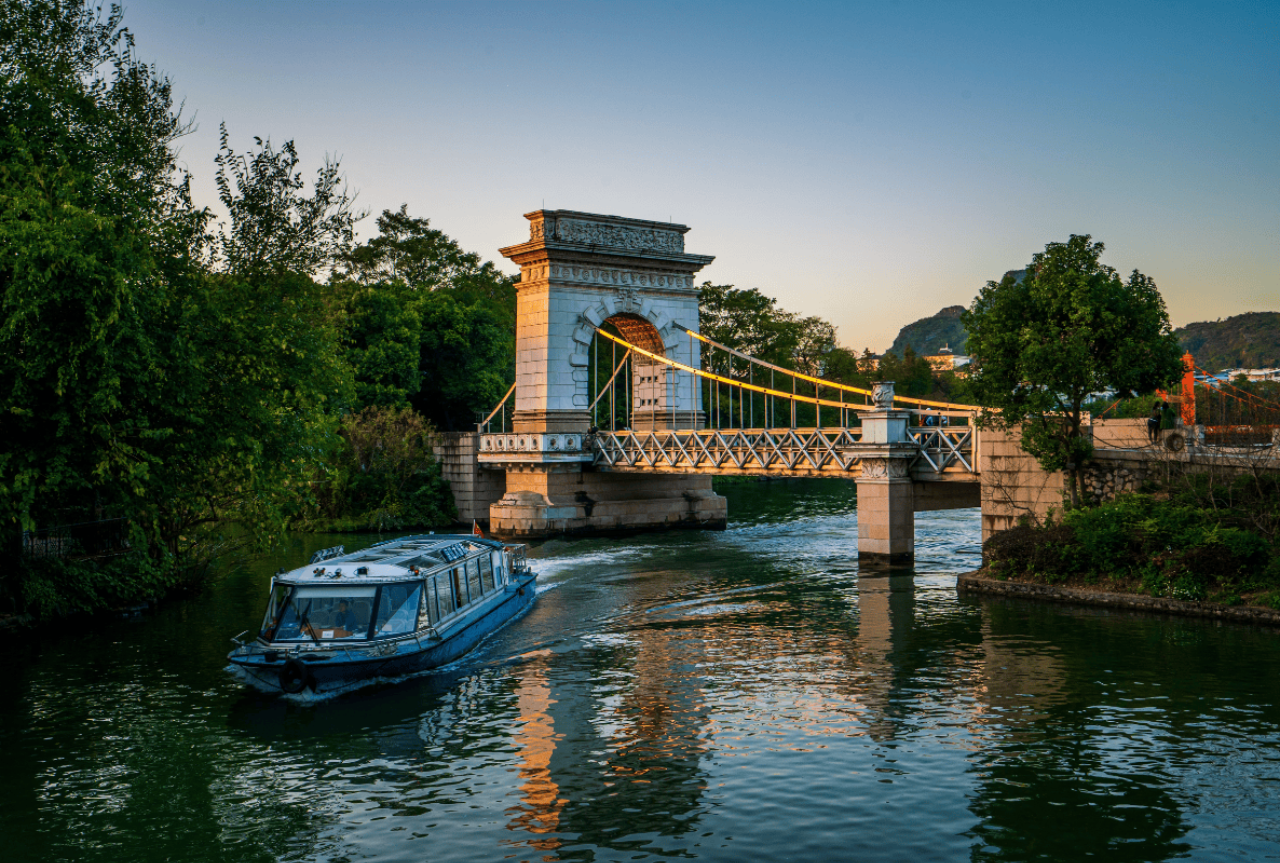 Guilin Two Rivers & Four Lakes Luxury Night Cruise 5