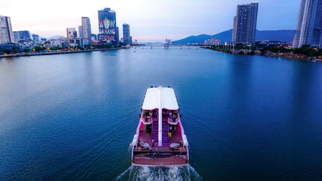 Poseidon Dining Cruise Experience in Da Nang 3