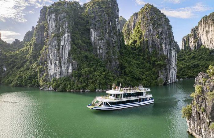 Hercules Premium Day Cruise: Ha Long Bay with Sung Sot & Ti Top