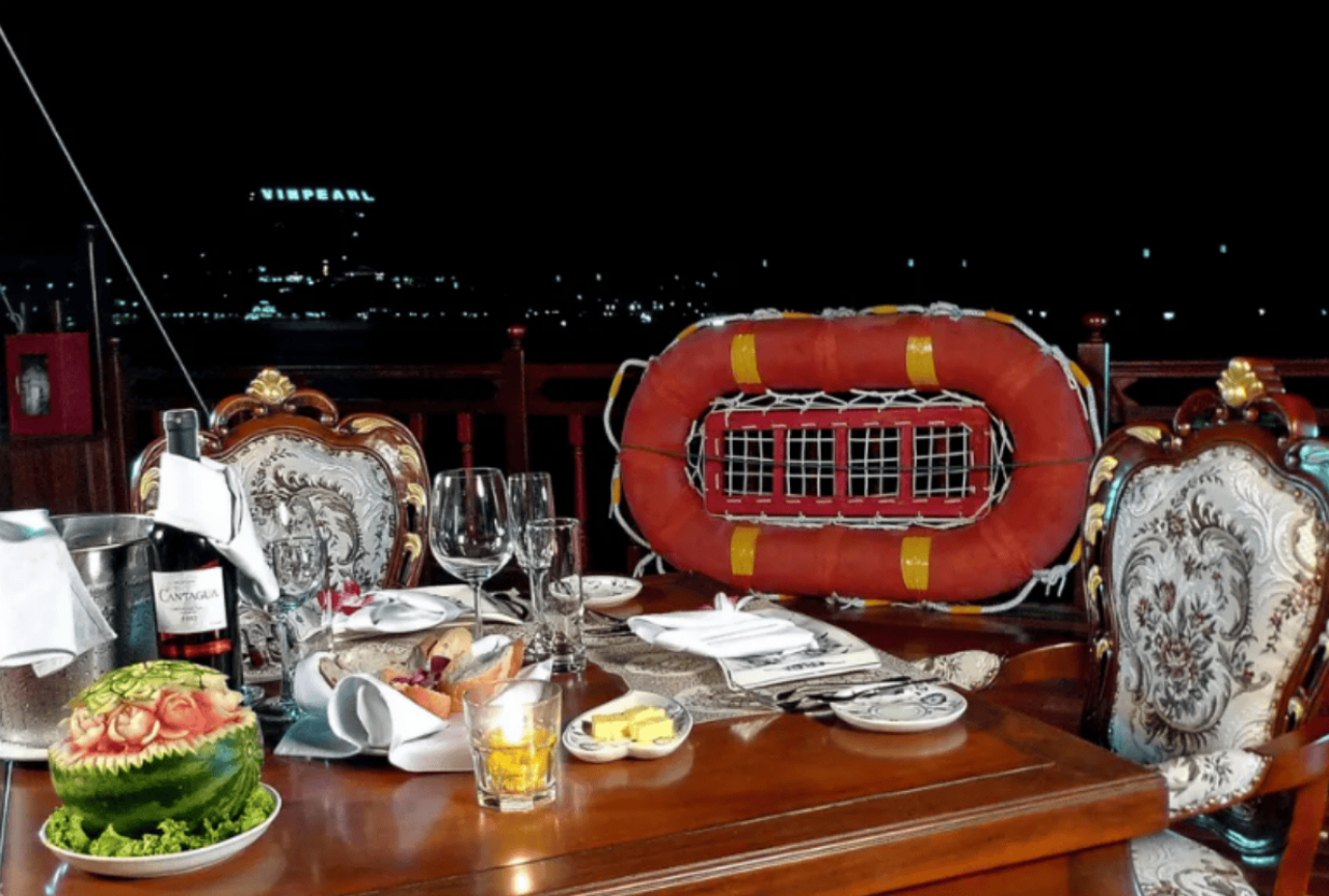 芽庄日落鸡尾酒晚餐＆豪华皇家游轮之旅