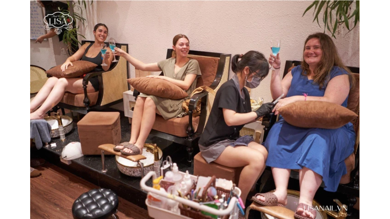 Lisa Nail & Spa: Luxury Nail Care & Relaxing Hair Wash Experience