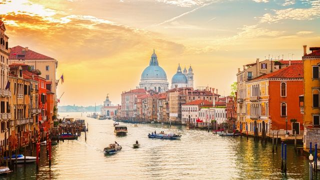 Grand Canal Romantic Gondola Ride in Venice 3