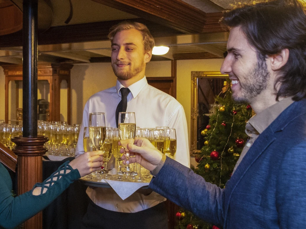 Budapest Dinner Cruise Tour with Live Music and Folk Dance Show