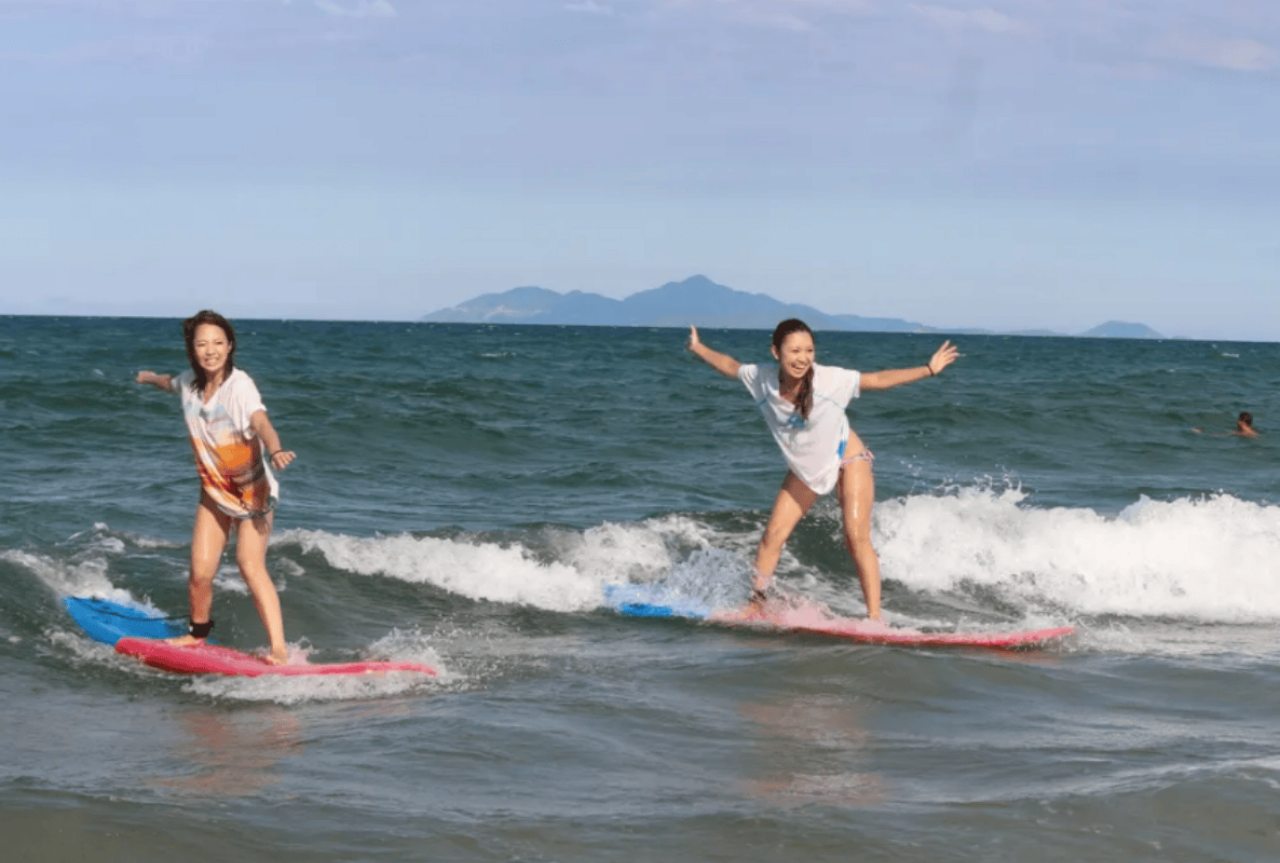 Surf Shack Da Nang에서 재미있고 쉽게 진행되는 서핑 레슨과 함께 미케 비치(My Khe Beach)에서 첫 파도를 잡아보세요. 이 수업은 초보자 및 첫 서핑 도전자에게 맞춰 설계되었으며, 기본 서핑 규칙, 바다 안전 수칙, 라이딩 기초를 다루어 보드에 올라설 자신감을 키워드립니다. <p> 	<br /> </p> <p> 	<strong>👥 이