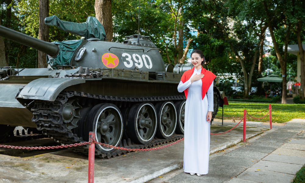 SaiGon Street with Vinh: Private Street Photoshoot & Guided Posing 5