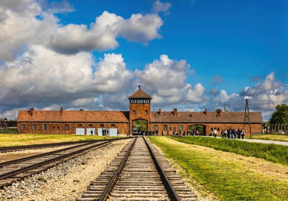 Auschwitz-Birkenau guided tour and pickup from Krakow