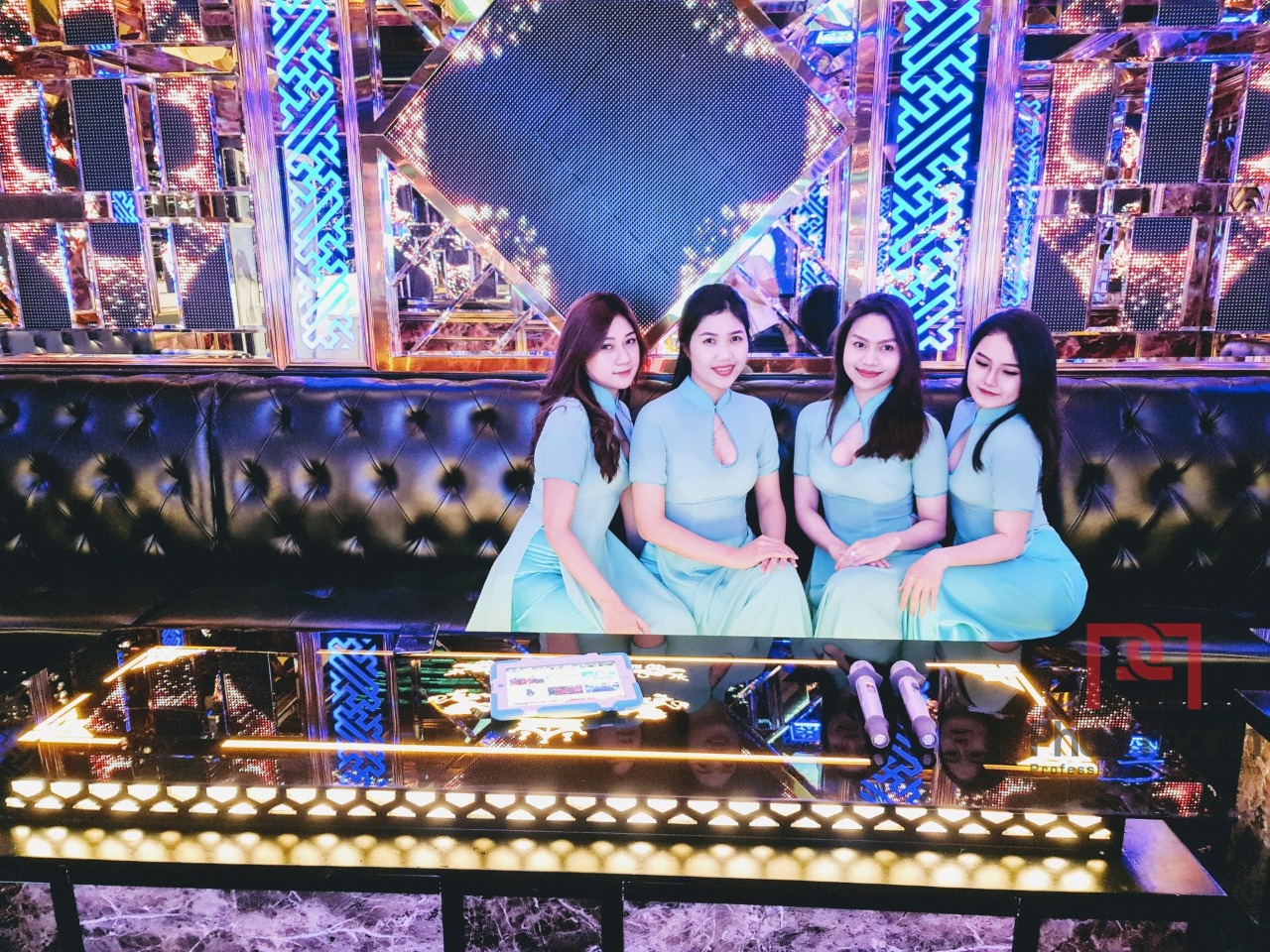 LUXURY RESTAURANT (21 KTV) 2